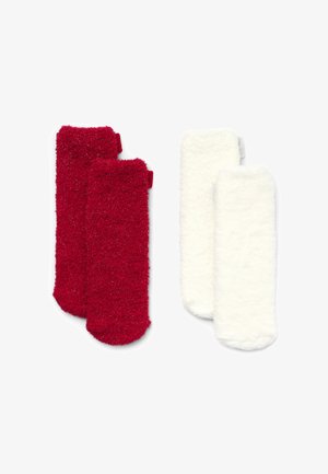 Set di quattro calzini di pile: due rossi e due bianchi. I calzini presentano una consistenza morbida e spessa e un colore uniforme senza motivi o accenti.
