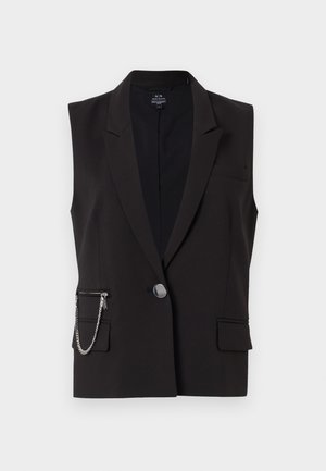 Černý bezrukávový blazer s klopou, jedním knoflíkem, dvěma zipovými kapsami a stříbrným řetízkovým akcentem. Hladká textilní struktura.