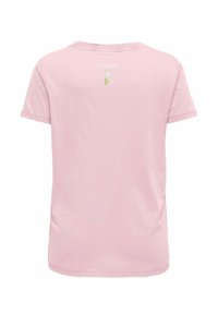 T-shirt rose clair à manches courtes avec petit texte blanc et un graphique de raquette de tennis verte centré près de l'encolure arrière supérieure.