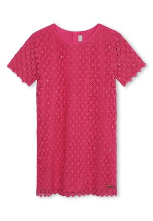 Top in pizzo rosa a maniche corte con orlo scallop e motivo floreale. Presenta una fodera rosa unita e un'etichetta decorativa all'orlo.