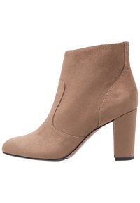 Světle hnědá kotníková bota z broušené kůže s špičatou špičkou, zakřiveným předním švem a blokovým podpatkem. Hladká textura a nenápadné švy.