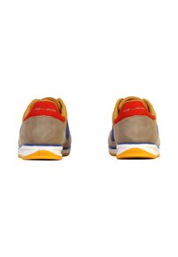 Baskets avec un dessus en daim beige, des accents orange et rouge, et une semelle blanche et jaune. Présente un design superposé avec des couleurs contrastées.