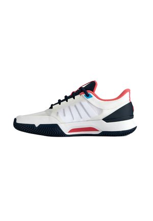 Zapatillas deportivas de cordones en blanco, con acentos en azul marino y rojo, parte superior de malla transpirable, suela de goma texturizada y talón acolchado.