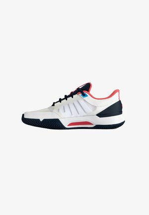 Zapatillas deportivas de cordones en blanco, con acentos en azul marino y rojo, parte superior de malla transpirable, suela de goma texturizada y talón acolchado.