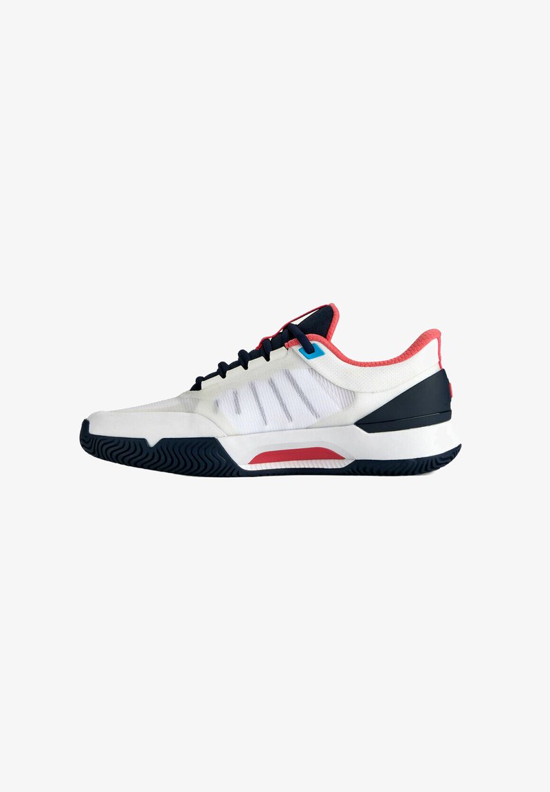Scarpe sportive allacciate di colore bianco, con accenti in blu navy e rosso, tomaia in rete traspirante, suola in gomma testurizzata e tacco ammortizzato.