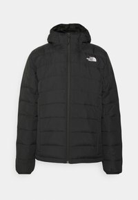 Svart vadderad jacka med huva, fram med dragkedja och vit The North Face-logotyp på bröstet, designad för kallt väder.