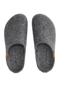 Grå tofflor i filt med rundad tå, slip-on design, läderdetalj och strukturerad yta, med en logotyp på insidan.