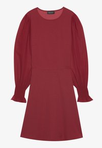 Robe bordeaux avec un col rond, des manches bouffantes longues et des poignets à volants. Fabriquée dans un tissu lisse, elle présente un corsage ajusté et une jupe évasée.