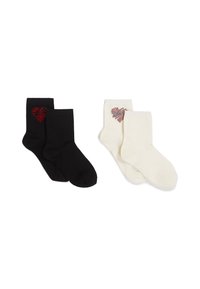 Due paia di calzini di cotone: uno nero con un design di cuore rosso, l'altro bianco con un cuore rosso simile. Entrambi presentano un polsino a costine.