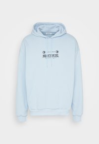 Jasnoniebieska bluza z kapturem z przednią kieszenią kangurką, sznurkiem przy kapture, oraz czarnym graficznym napisem z motywami słońca. Miękka tekstura materiału.