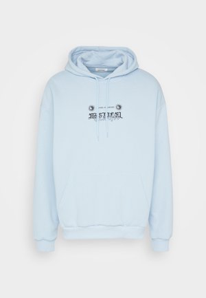 Lyseblå hættetrøje med en frontkangaroo-lomme, snor i huen og sort grafisk tekst med solmotiver. Blødt stoftekstur.