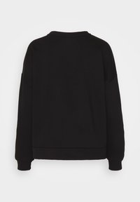 Sudadera negra de manga larga, con cuello redondo y dobladillo acanalado. Presenta una textura sencilla y lisa, con un ajuste holgado. Sin logotipos ni patrones visibles.