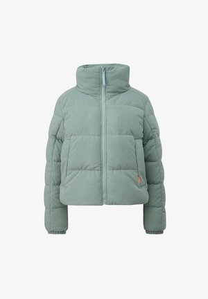 Šviesiai žalia velvinė pūkinė striukė su aukštu apykakle, priekyje užtrauktuku ir raukšlėtomis rankovėmis. Pasižymi stačiakampiu siluetu ir kontrastingu logotipo akcentu.