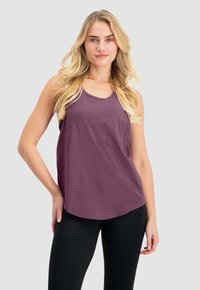 Lila ärmelloses Sporttop mit rundem Ausschnitt, glatter Textur und leicht abgerundetem Saum, kombiniert mit schwarzen Leggings.