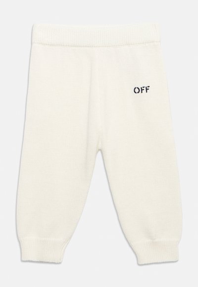Pantalon en maille couleur crème pour bébé, avec une ceinture élastique et des poignets, arborant le mot "OFF" brodé sur le côté avant droit.