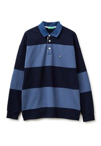Rugby tričko s dlouhým rukávem, s střídajícími se tmavě modrými a modrými horizontálními pruhy, denimovým límečkem, třemi bílými knoflíky a malým vyšívaným logem na hrudi.