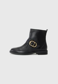Bota de ankle em couro preto com bico arredondado, detalhe da fivela dourada, fecho lateral e salto bloco baixo. Textura suave, design minimalista.