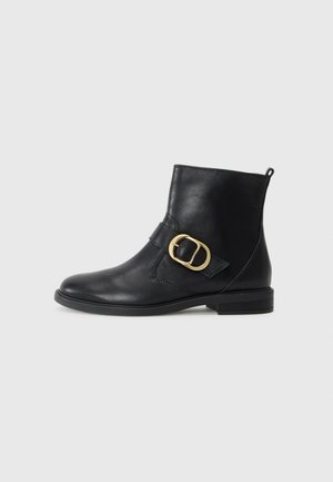 Svart lær ankelboot med rund tå, gullspenne-accent, glidelås på siden og lav blokkhels. Glatt tekstur, minimalistisk design.