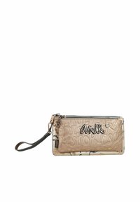 Cartera con cremallera color oro rosa de AneKke con patrón de texto en relieve, que cuenta con una correa para la muñeca negra y un acento de logotipo metálico en la parte frontal.