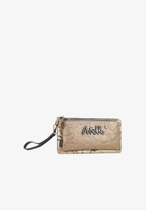 Cartera con cremallera color oro rosa de AneKke con patrón de texto en relieve, que cuenta con una correa para la muñeca negra y un acento de logotipo metálico en la parte frontal.