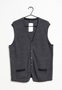 Tmavě šedá pletená bezrukávová vesta na knoflíky s texturovaným vzorem a dvěma předními kapsami visící na černém ramínku s bílou etiketou.