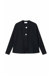 Cárdigan negro hecho de una tela suave, con cuello redondo, mangas largas y cinco botones en diferentes tonos de negro y gris.
