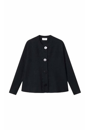 Cárdigan negro hecho de una tela suave, con cuello redondo, mangas largas y cinco botones en diferentes tonos de negro y gris.