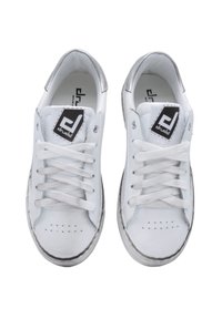 Witte sneakers met een gladde leren afwerking, zilveren accenten, ronde neus, veter sluiting aan de voorkant en geperforeerde details aan de zijkanten.