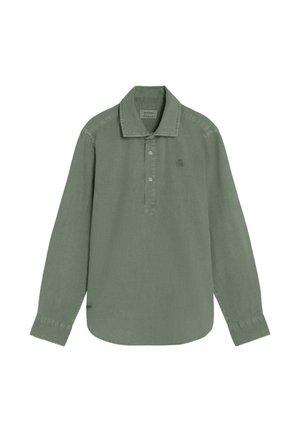 Polo de manga larga en verde oliva con tapeta de tres botones, cuello abierto y un logo bordado sutil en el pecho.