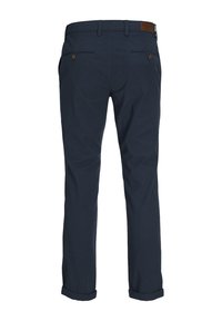 Marineblaue Chinos aus Baumwolle. Sie verfügen über zwei Gesäßtaschen, aufgerollte Bündchen und ein braunes Lederlabel am hinteren Bund.