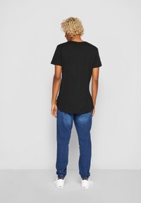 Urban Classics SHAPED LONG - Basic T-shirt - black