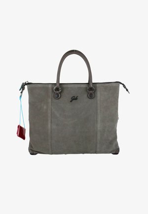 Borsa tote in pelle grigia con manici marrone scuro, una piccola pochette rossa attaccata da una corda blu e un logo del marchio al centro.