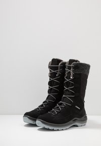 Schwarze isolierte Stiefel mit hohem Schaft, aus Wildleder und Textilmaterial, grauen Schnürsenkeln und einer robusten Gummisohle.