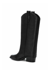 Carmela Botas - black