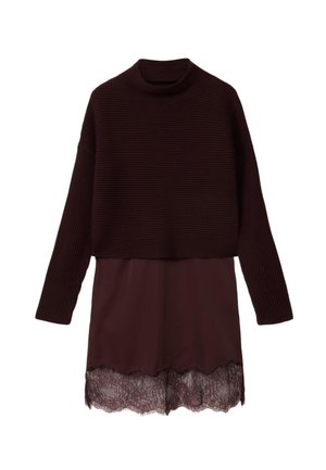 Donkerbruine geribbelde trui met lange mouwen, gelaagd over een bijpassende jurk met kanten rand aan de zoom, weergegeven op een witte achtergrond.