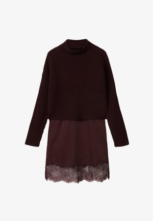 Dunkelbrauner, langärmliger, gerippter Pullover, übereinander getragen mit einem passenden Kleid mit Spitzenbesatz am Saum, vor weißem Hintergrund dargestellt.