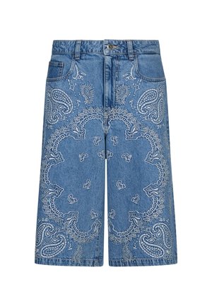 Shorts en jean longueur genou avec broderie blanche paisley et florale, bouton à l'avant, passants pour ceinture et poches avant.