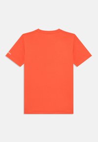 Oranje katoenen T-shirt met korte mouwen en een ronde hals. Effen kleur, geen zichtbare patronen of graphics, gladde textuur en rechte zoom.