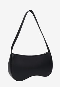 Sac à épaule noir en matériau synthétique lisse, doté d'une forme arrondie, d'une fermeture éclair et d'une sangle unique réglable.