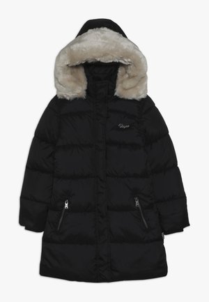 Schwarzer Steppmantel mit Kapuze, die mit Kunstfell gefüttert ist, Reißverschlusstaschen, gesteppter Textur und einem gestickten Logo auf der Brust.