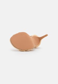 Vaaleat sandaalit, joissa on sileä, teksturoitu pohja ja yksinkertainen solkiyksityiskohta. Varustettu kevyellä korolla ja avotuetuisella muotoilulla.