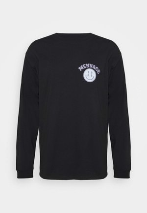 Schwarzes Langarmshirt mit Rundhalsausschnitt, das auf der linken Brust ein kleines, helllila Smileygemälde und den Text "MENNACE" zeigt.