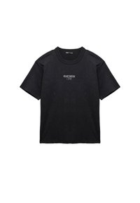 Sort bomulds T-shirt med korte ærmer, rund hals og teksten "HEART BREAK Club" i hvidt på midten foran.