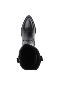 Bota de vaquero de cuero negro con punta afilada, costuras decorativas en el eje y tiradores a ambos lados para facilitar su puesta.