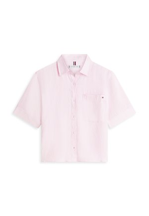 Lichtroze kortermig overhemd met knopen, kraag en borstzakje met een klein logo, plat gelegd op een witte achtergrond.