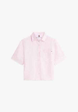 Camisa de manga corta color rosa claro con botones, cuello y bolsillo en el pecho con un pequeño logo, extendida sobre un fondo blanco.