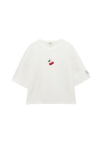 Witte katoenen T-shirt met oversized korte mouwen. Heeft een rode kersenborduursel op de voorkant en tekstaccent op de mouw.