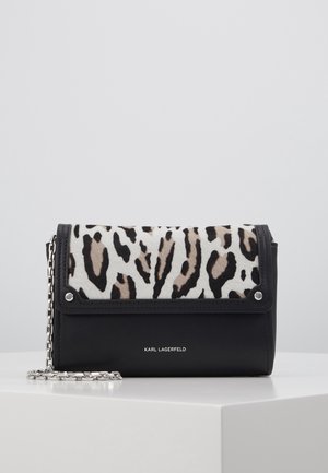 Czarna kopertówka Karl Lagerfeld z klapką w panterkę i srebrnym łańcuszkiem, prezentowana na białej powierzchni na jasnoszarym tle.