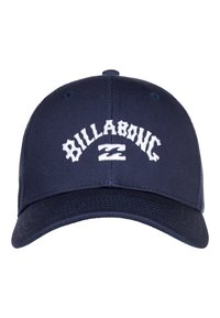 Námořnická kšiltovka s zakřiveným kšiltem, se stříbřitě vyšitým logem "BILLABONG" a stylizovaným detailem "Z". Vyrobeno z hladké látky.