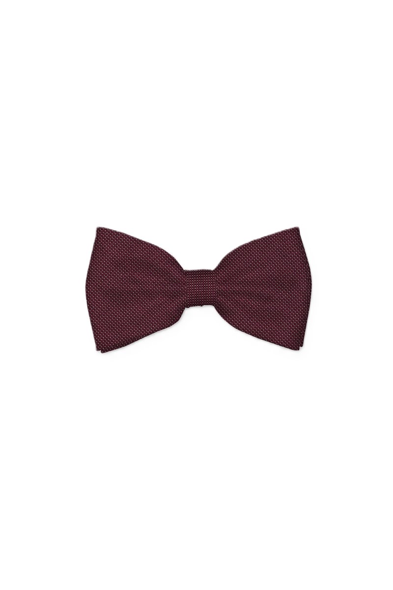 Dunkelroter strukturierter Fliegenknoten mit kleinen weißen Punkten, ordentlich gebunden und zentriert auf weißem Hintergrund.